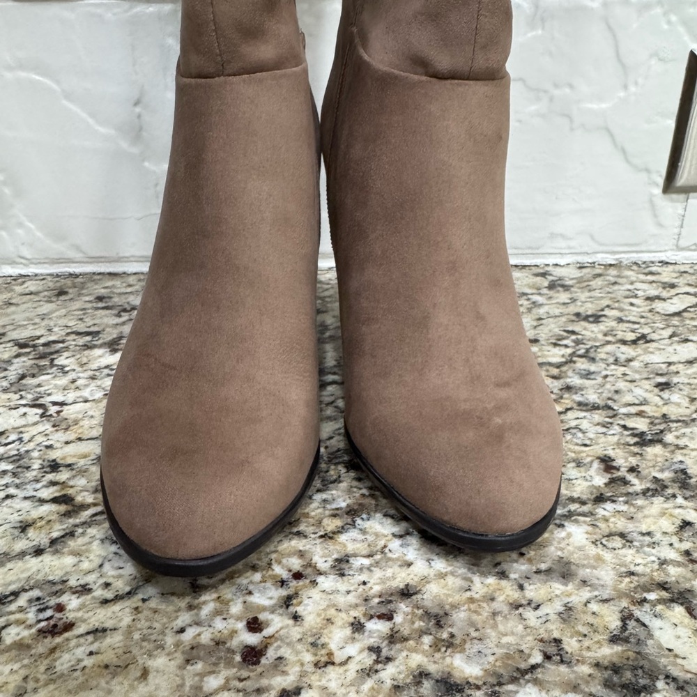 NWT JCPenney Brown Suede Knee High Heeled Boots with Tassel Size 6.5 - Picture 5 of 6